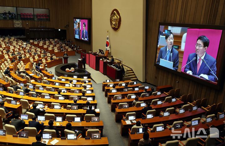 [서울=뉴시스] 조성봉 기자 = 김상훈 국민의힘 의원이 17일 서울 여의도 국회에서 열린 제429회국회(정기회) 제7차 본회의 경제분야 대정부질문에서 구윤철 경제부총리 겸 기획재정부 장관에게 질의를 하고 있다. 2025.09.17. suncho21@newsis.com