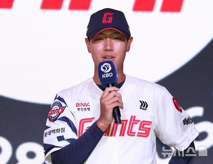 [서울=뉴시스] 황준선 기자 = 17일 오후 서울 송파구 롯데호텔월드에서 열린 2026 KBO 신인 드래프트에서 롯데 자이언츠 1라운드 지명된 동산고 신동건이 소감을 밝히고 있다. 2025.09.17. hwang@newsis.com
