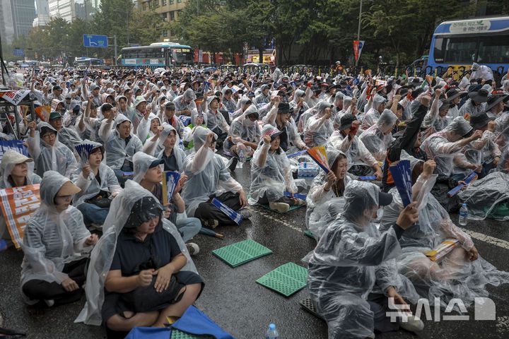 [서울=뉴시스] 정병혁 기자 = 17일 서울 중구 세종대로에서 열린 공공운수노조, 공공기관 노동자 총파업·총력투쟁대회에서 참석자들이 구호를 외치고 있다. 2025.09.17. jhope@newsis.com