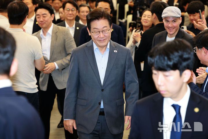 [성남=뉴시스] 고범준 기자 = 이재명 대통령이 17일 경기도 성남시 스타트업 스퀘어에서 열린 청년 스타트업 상상콘서트에 입장하고 있다. 2025.09.17. bjko@newsis.com