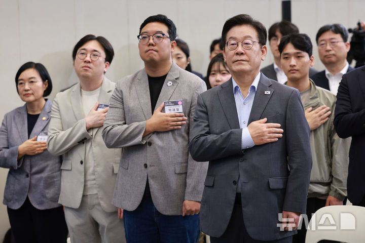 [성남=뉴시스] 고범준 기자 = 이재명 대통령이 17일 경기도 성남시 스타트업 스퀘어에서 열린 청년 스타트업 상상콘서트에서서 참석자들과 국민의례를 하고 있다. 2025.09.17. bjko@newsis.com