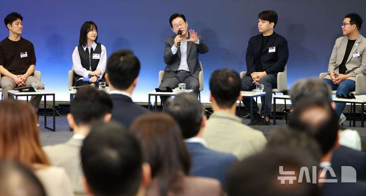 [성남=뉴시스] 고범준 기자 = 이재명 대통령이 17일 경기도 성남시 스타트업 스퀘어에서 열린 청년 스타트업 상상콘서트에서 발언하고 있다. 2025.09.17. bjko@newsis.com