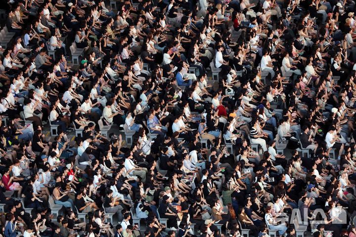 [부산=뉴시스] 하경민 기자 = 제30회 부산국제영화제 개막식이 열린 17일 부산 해운대구 영화의전당에서 관객들이 레드카펫 행사를 지켜보고 있다.  26일까지 열흘간 열리는 이번 영화제는 7개 극장 31개 스크린에서 공식 초청작 64개국 241편과 커뮤니티비프 87편 등 총 328편의 작품을 상영한다. 2025.09.17. yulnetphoto@newsis.com