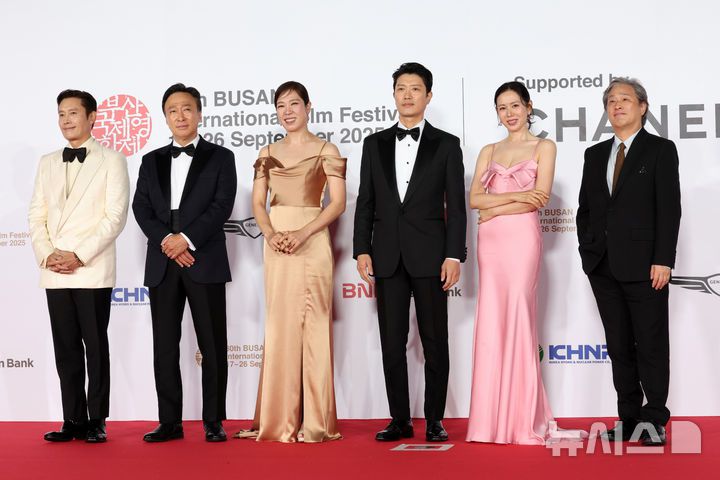 [부산=뉴시스] 박진희 기자 = 영화 '어쩔수가없다' 감독 박찬욱과 배우 이병헌, 손예진, 박희순, 이성민, 염혜란이 17일 부산 해운대구 영화의전당에서 제30회 부산국제영화제 개막식 레드카펫 행사에 참석하고 있다. 2025.10.17. pak7130@newsis.com