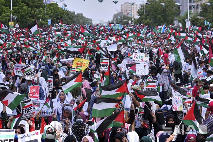 [AP/뉴시스] 지난 18일 파키스탄 남부 카라치에서 종교 조직 '자마트-에-이슬라미' 추종자들이 가자 지구 팔레스타인 인 지지 시위를 하고 있다. 팔레스타인 국기를 사방에서 볼 수 있다.