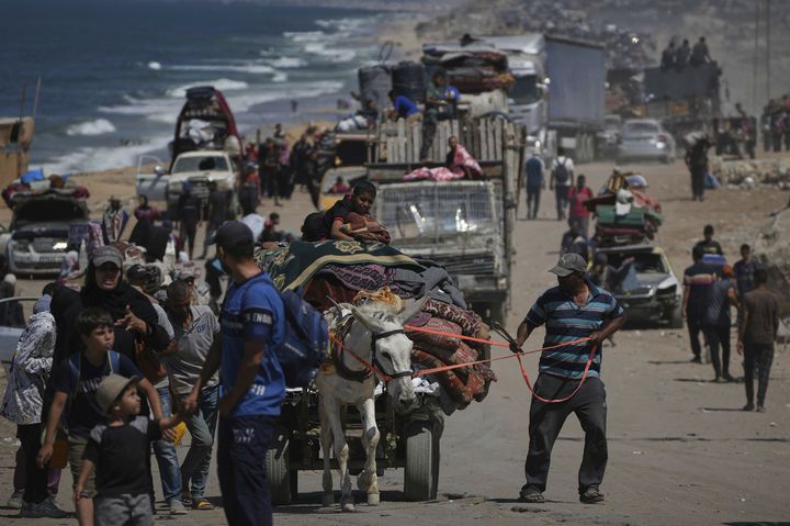 [가자시티=AP/뉴시스] 지난 18일(현지 시간) 가자지구 북부 가자시티에서 대피한 팔레스타인 주민들이 해안을 따라 가자지구 남부로 이동하고 있다. 2025.09.22.