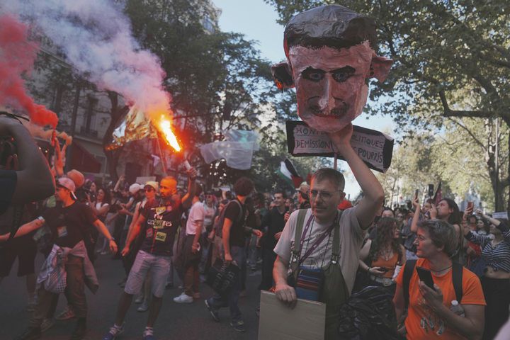 [파리=AP/뉴시스] 18일(현지 시간) 프랑스 파리에서 반정부 시위대가 행진하고 있다. 이날 정부의 긴축 재정 방침에 반대하는 교사, 학생, 철도·의료 종사자, 공장 노동자, 문화계 종사자 등이 거리로 쏟아져 나왔다. 2025.09.19.