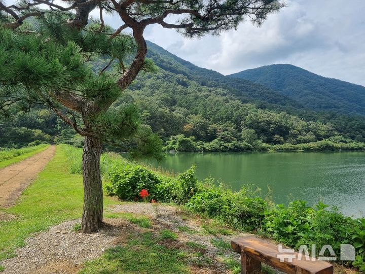 [완주=뉴시스] 임하은 기자 = 전북 완주군 오성한옥마을의 오성제 저수지의 모습. 방탄소년단(BTS)이 화보를 촬영한 장소로 유명하다. rainy71@newsis.com 2025.09.18
