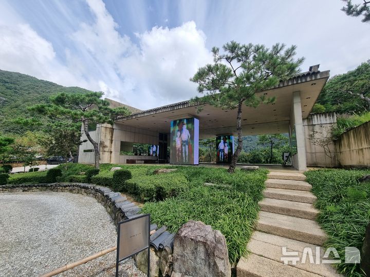 [완주=뉴시스] 임하은 기자 = 전북 완주군 오성한옥마을에 위치한 아원 갤러리 카페의 전경. rainy71@newsis.com 2025.09.18