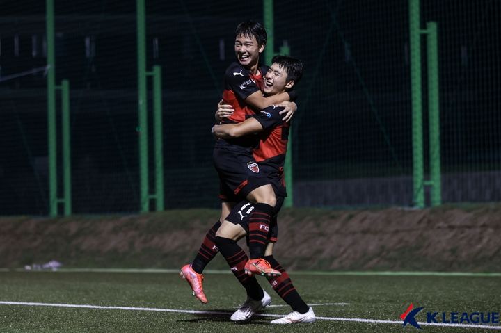 [서울=뉴시스]프로축구 포항 이동협(오른쪽). (사진=한국프로축구연맹 제공)