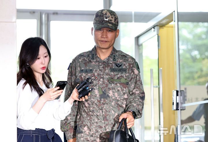 [서울=뉴시스] 최진석 기자 = 박진희 전 국방부 군사보좌관이 18일 오전 서울 서초구 순직 해병 특별검사팀 사무실로 피의자 소환 조사에 출석하며 기자의 질문을 듣고 있다. 2025.09.18. myjs@newsis.com