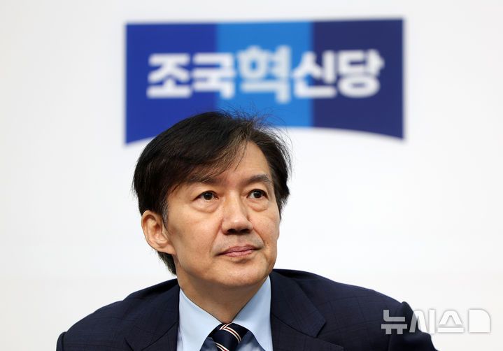 [서울=뉴시스] 김명년 기자 = 조국 조국혁신당 비상대책위원장이 17일 오전 서울 여의도 국회에서 열린 비상대책위원회의에 참석하고 있다. 2025.09.18. kmn@newsis.com