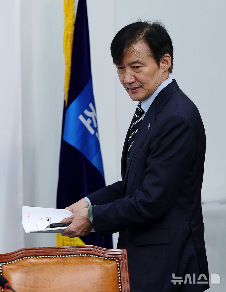 [서울=뉴시스] 김명년 기자 = 조국 조국혁신당 비상대책위원장이 17일 오전 서울 여의도 국회에서 열린 비상대책위원회의에 참석하고 있다. 2025.09.18. kmn@newsis.com