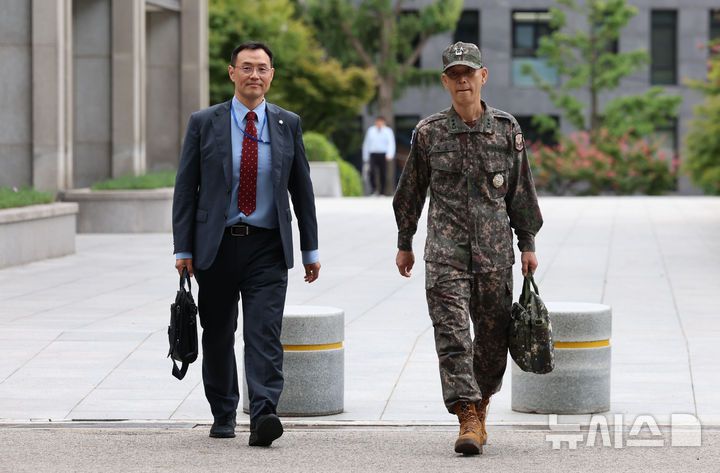 [서울=뉴시스] 권창회 기자 = 김용대 전 드론작전사령관이 18일 오전 서울 서초구 서울고검에 있는 내란특검에 출석하고 있다. 2025.09.18. kch0523@newsis.com
