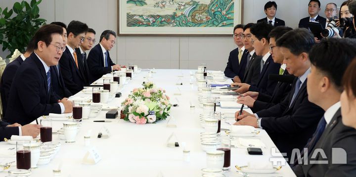 [서울=뉴시스] 고범준 기자 = 이재명 대통령이 18일 서울 용산 대통령실 청사에서 열린 증권사 리서치센터장 오찬 간담회에서 발언하고 있다. (대통령실통신사진기자단) 2025.09.18. bjko@newsis.com