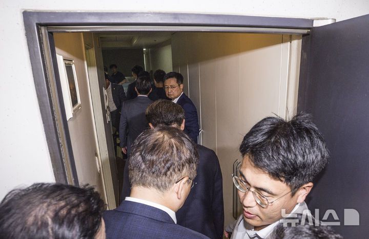 [서울=뉴시스] 김근수 기자 = 김건희 특검팀(특별검사 민중기)이 통일교인의 국민의힘 당원 가입 여부 자료와 관련해 압수수색을 벌인 18일 오후 서울 여의도 국민의힘 당원 명부 데이터베이스 관리 업체 사무실로 국민의힘 의원들이 들어가고 있다. 2025.09.18. ks@newsis.com