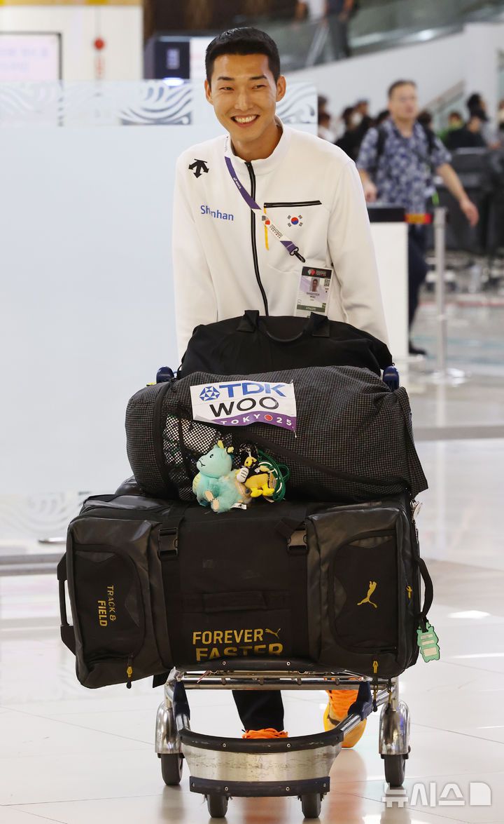 [서울=뉴시스] 박주성 기자 = 2025 도쿄 세계육상선수권대회 남자 높이뛰기에서 은메달을 획득한 우상혁 선수가 18일 서울 강서구 김포국제공항 입국장으로 귀국하고 있다. 2025.09.18. park7691@newsis.com