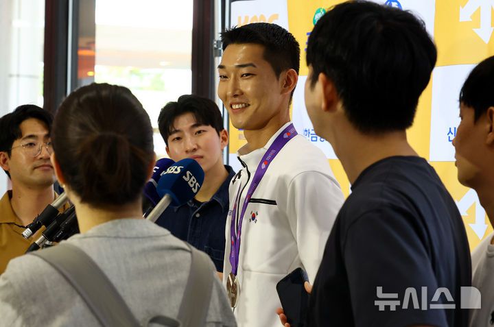 [서울=뉴시스] 박주성 기자 = 2025 도쿄 세계육상선수권대회 남자 높이뛰기에서 은메달을 획득한 우상혁 선수가 18일 서울 강서구 김포국제공항 입국장으로 귀국해 취재진의 질문에 답하고 있다. 2025.09.18. park7691@newsis.com