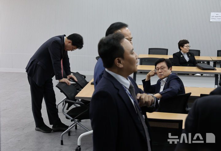 [서울=뉴시스] 김명년 기자 = 송언석 국민의힘 원내대표가 18일 오후 서울 여의도 국민의힘 중앙당사에서 열린 긴급 의원총회 전 생각에 잠겨있다. 이날 김건희 특검은 국민의힘 당사와 당원 명부 데이터베이스 관리 업체에 대한 압수수색을 시도했다. 2025.09.18. kmn@newsis.com