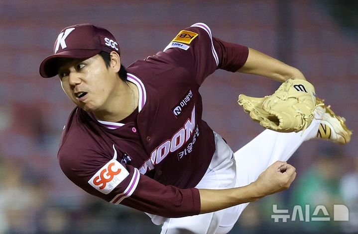 [서울=뉴시스] 조성우 기자 = 18일 오후 서울 송파구 잠실야구장에서 열린 2025 KBO리그 키움 히어로즈와 두산 베어스의 경기, 키움 선발투수 하영민이 두산 7회말 공격 때 마운드에 올라 역투하고 있다. 2025.09.18. xconfind@newsis.com