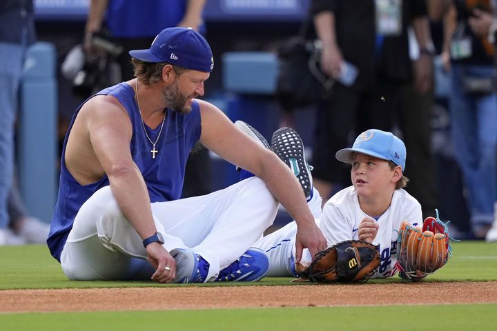 [로스앤젤레스=AP/뉴시스] 로스앤젤레스(LA) 다저스의 클레이튼 커쇼(37)가 18일(현지 시간) 미 캘리포니아주 LA 다저 스타디움에서 2025 MLB 샌프란시스코 자이언츠와의 경기에 앞서 은퇴를 발표한 후 아들 찰리와 함께 운동장에 앉아 있다. LA 다저스의 살아있는 전설 커쇼는 이번 시즌을 끝으로 은퇴한다고 밝혔다. 그는 19일 샌프란시스코와의 홈경기에 마지막 선발로 나선다. 2025.09.19.