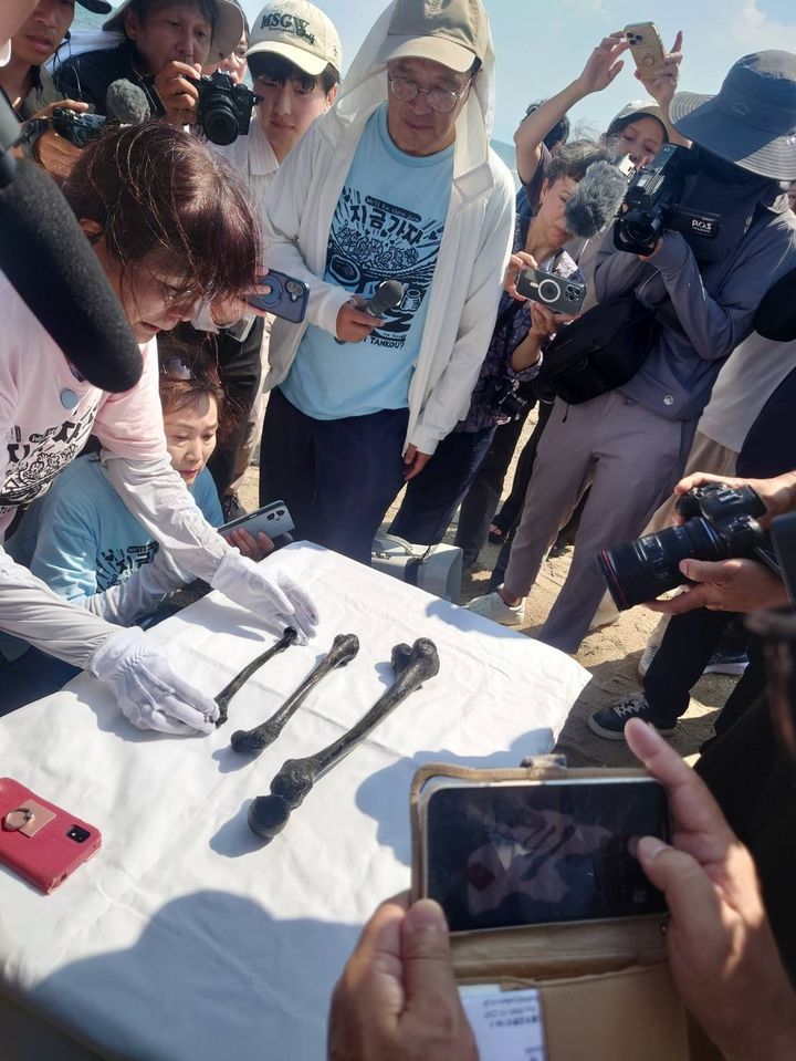 [서울=뉴시스] 사진은 지난해 8월25일 조세이 탄광 유해 발굴 잠수 조사 당시 발견된 인골. (사진=일본 시민단체 '조세이 탄광 수몰사고(水非常)를 역사에 새기는 모임' 제공) 2026.01.14. photo@newsis.com *재판매 및 DB 금지