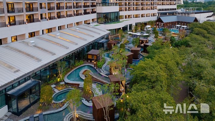 [경주=뉴시스] 5성급 프리미엄 리조트 소노캄 경주 내 몸과 마음의 피로를 해소시키는 힐링 스폿인 '웰니스 풀앤스파' 실외 모습. photo@newsis.com