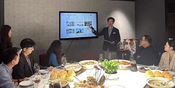 [서울=뉴시스] 롯데면세점이 중국인 단체관광객 유치를 위해 지난 9월 10일부터 12일까지 2박 3일간 중국 광저우와 칭다오를 방문했다. 남궁표 롯데면세점 마케팅부문장은 칭다오 현지 여행사 및 주요 파트너사 대표에게 당사를 소개하고 있다.(사진=롯데면세점 제공) *재판매 및 DB 금지