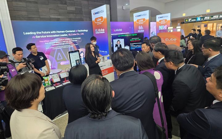 [서울=뉴시스] 강은정 기자=케이엘큐브가 지난 5일 APEC 중소기업 장관회의 VIP 전시투어에서 제품을 시연하고 있다. 2025.09.20. eunduck@newsis.com  *재판매 및 DB 금지