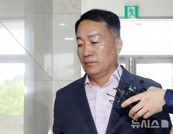 [서울=뉴시스] 김진아 기자 = 김계환 전 해병대 사령관이 19일 오전 서초구 순직 해병 특별검사팀 사무실에서 피의자 소환 조사를 받기 위해 출석하고 있다. 2025.09.19. bluesoda@newsis.com