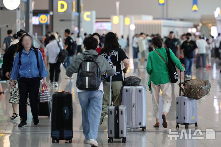 [인천공항=뉴시스] 권창회 기자 = 전국 15개 공항 등에서 일하는 공항노동자들이 안전한 일터·안전한 공항을 위한 총파업에 들어간 19일 오전 인천국제공항 제2여객터미널에서 여행객들이 이동하고 있다. 2025.09.19. kch0523@newsis.com