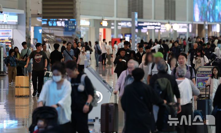 [인천공항=뉴시스] 권창회 기자 = 전국 15개 공항 등에서 일하는 공항노동자들이 안전한 일터·안전한 공항을 위한 총파업에 들어간 19일 오전 인천국제공항 제2여객터미널에서 여행객들이 이동하고 있다. 2025.09.19. kch0523@newsis.com