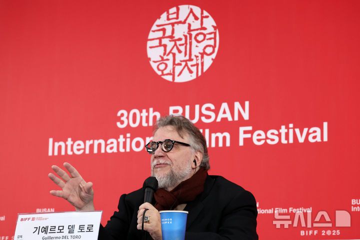[부산=뉴시스] 박진희 기자 = 영화 '프랑켄슈타인' 감독 기예르모 델 토로(Guillermo DEL TORO)가 19일 부산 해운대구 영화의전당 비프힐에서 기자회견을 하고 있다. 2025.09.19. pak7130@newsis.com
