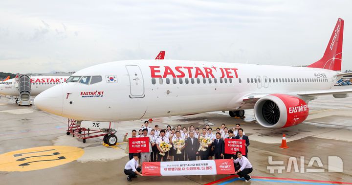 [서울=뉴시스] 박주성 기자 = 이스타항공(대표 조중석)이 19일 신규 항공기(B737-8) 18호기를 도입했다. 이날 신규 항공기 도입을 맞아 김포국제공항 계류장에서 조 대표와 운항승무원들이 기념촬영을 하고 있다. 이스타 항공은 지난 16일에는 16, 17호기를 동시에 도입했으며, 10월에는 19호기, 12월에는 20호기 추가 도입이 예정돼 있어 연말까지 총 20대의 항공기를 운영하게 된다.올해 도입되는 다섯 대의 기재(16~20호기)는 189석 규모의 B737-8 신기종으로, 모두 중고기가 아닌 제작 후 항공사에 처음 인도되는 신규 항공기다.20호기까지 도입되면 이스타항공은 보유 기종 중 신기종(B737-8)이 차지하는 비중이 50%까지 확대되며 항공기 평균 기령이 약 6년대로 낮아진다. (공동취재). 2025.09.19. photo@newsis.com
