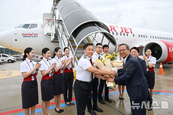 [서울=뉴시스] 박주성 기자 = 이스타항공(대표 조중석)이 19일 신규 항공기(B737-8) 18호기를 도입했다. 이날 신규 항공기 도입을 맞아 김포국제공항 계류장에서 조 대표가 운항승무원들에게 꽃다발을 수여하고 있다. 이스타 항공은 지난 16일에는 16, 17호기를 동시에 도입했으며, 10월에는 19호기, 12월에는 20호기 추가 도입이 예정돼 있어 연말까지 총 20대의 항공기를 운영하게 된다.올해 도입되는 다섯 대의 기재(16~20호기)는 189석 규모의 B737-8 신기종으로, 모두 중고기가 아닌 제작 후 항공사에 처음 인도되는 신규 항공기다.20호기까지 도입되면 이스타항공은 보유 기종 중 신기종(B737-8)이 차지하는 비중이 50%까지 확대되며 항공기 평균 기령이 약 6년대로 낮아진다. (공동취재). 2025.09.19. photo@newsis.com