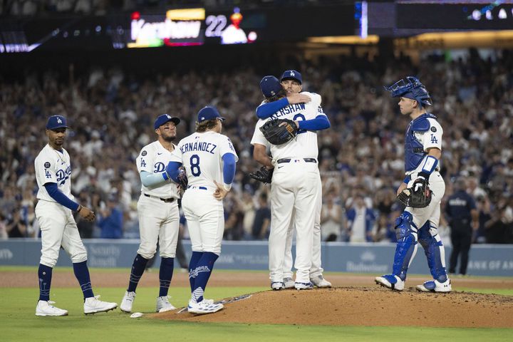 [로스앤젤레스=AP/뉴시스] LA 다저스의 클레이튼 커쇼가 20일(한국 시간) 미국 캘리포니아주 로스앤젤레스의 다저스타디움에서 열린 2025 MLB 샌프란시스코 자이언츠와의 홈 경기에서 교체되며 동료들과 마지막 인사를 하고 있다. 2025.09.20.