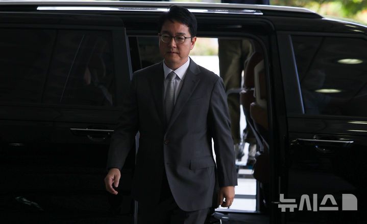 [서울=뉴시스] 김선웅 기자 = 심우정 전 검찰총장이 21일 서울 서초구 서울고등검찰청에 위치한 내란 특검(특별검사 조은석)에 피고발인 신분으로 조사를 받기 위해 출석하고 있다. 심 전 총장은 법원의 윤석열 전 대통령 구속취소 결정 이후 즉시항고를 제기하지 않았다는 이유로 직권남용·직무유기 등 혐의로 고발된 바 있다. 2025.09.21. mangusta@newsis.com