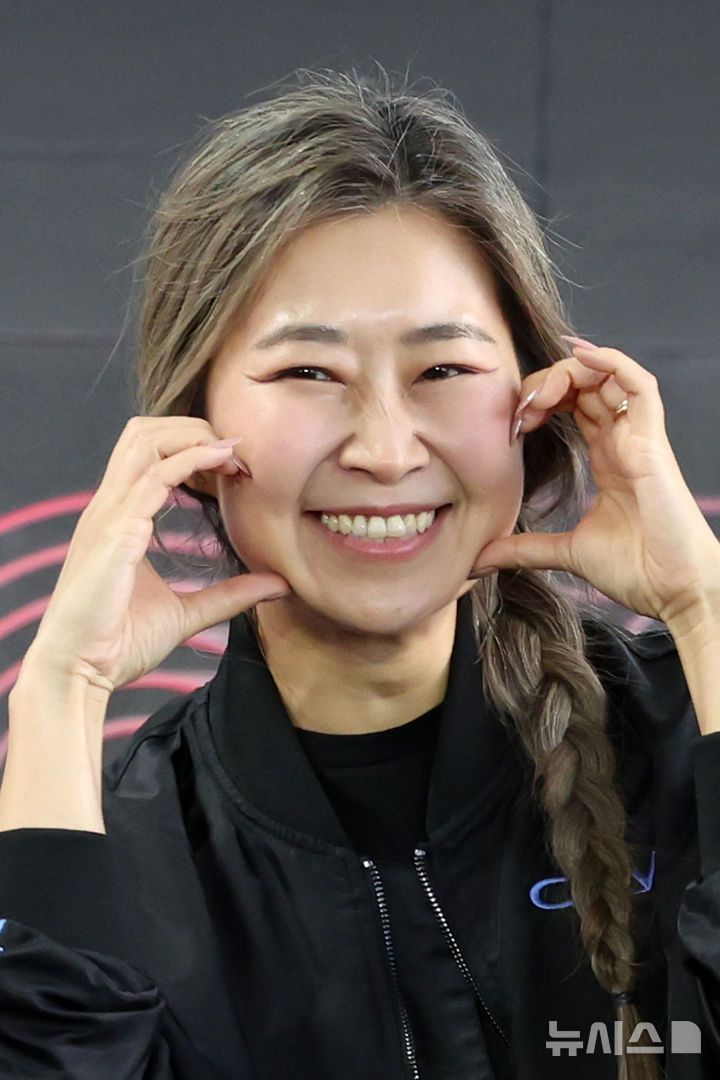 [부산=뉴시스] 박진희 기자 = 매기 강(Maggie Kang) 감독이 21일 부산 해운대구 영화의전당 BIFF 야외무대에서 제30회 부산국제영화제 영화 '케이팝 데몬 헌터스' 오픈토크를 하고 있다. 2025.09.21. pak7130@newsis.com