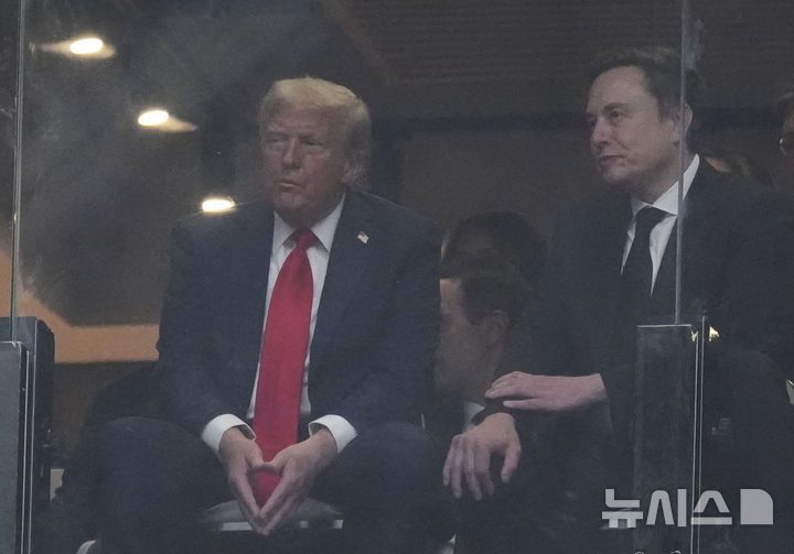 [글렌데일=AP/뉴시스] 도널드 트럼프 미국 대통령이 21일(현지 시간) 애리조나주 글렌데일 스테이트팜 스타디움에서 열린 보수 성향 활동가 찰리 커크 추모 행사에 참석해 일론 머스크 테슬라 최고 경영자와 얘기하고 있다. 2025.09.22.