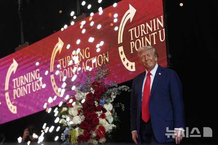 [글렌데일=AP/뉴시스] 도널드 트럼프 미국 대통령이 21일(현지 시간) 애리조나주 글렌데일 스테이트팜 스타디움에서 열린 보수 성향 활동가 찰리 커크 추모 행사에 참석하고 있다.  2025.09.22.