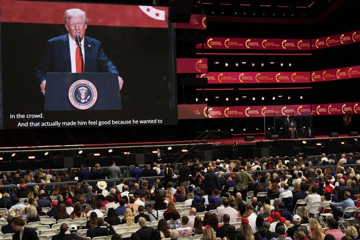 [글렌데일=AP/뉴시스] 도널드 트럼프 미국 대통령이 21일(현지 시간) 애리조나주 글렌데일 스테이트팜 스타디움에서 열린 보수 성향 활동가 찰리 커크 추모 행사에 참석해 연설하고 있다. 2025.09.22.