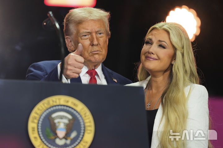 [글렌데일=AP/뉴시스] 도널드 트럼프 미국 대통령이 21일(현지 시간) 애리조나주 글렌데일 스테이트팜 스타디움에서 열린 보수 성향 활동가 찰리 커크 추모 행사에 참석해 미망인 에리카 커크와 이야기를 나누고 있다.  2025.09.22.