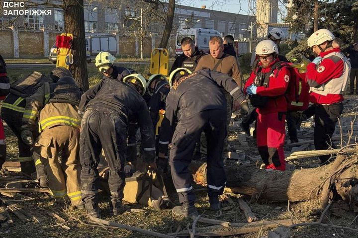 [자포리자=AP/뉴시스] 22일(현지 시간) 자포리자시에서 구조대가 러시아 공습 희생자 시신을 옮기고 있다.  2025.09.22.