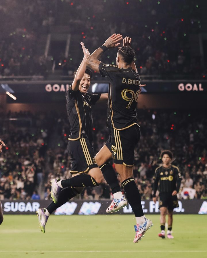 [서울=뉴시스]LAFC 득점을 합작한 손흥민과 부앙가. (사진=LAFC 구단 소셜미디어 캡처) 2025.09.22. photo@newsis.com *재판매 및 DB 금지