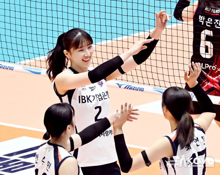 [서울=뉴시스]여자배구 IBK기업은행, 컵대회 첫 경기서 정관장 제압. (사진=KOVO 제공)