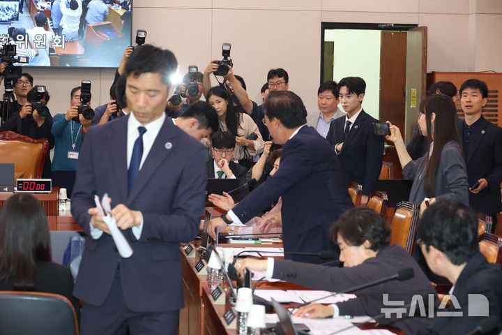 [서울=뉴시스] 고승민 기자 = 22일 서울 여의도 국회에서 열린 법제사법위원회의 검찰개혁 입법청문회에서 시작 전 국민의힘 의원들이 노트북에 피켓을 부착하자 추미애 위원장의 지시를 받은 방호직원들이 이를 제거하고 있다. 2025.09.22. kkssmm99@newsis.com