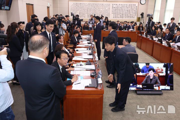 [서울=뉴시스] 고승민 기자 = 국회 방호직원들이 22일 서울 여의도 국회에서 열린 법제사법위원회의 검찰개혁 입법청문회에서 더불어민주당 비판 피켓을 노트북에 부착한 국민의힘 의원들에게 추미애 위원장의 지시를 받아 퇴장 권유를 하고 있다. 2025.09.22. kkssmm99@newsis.com