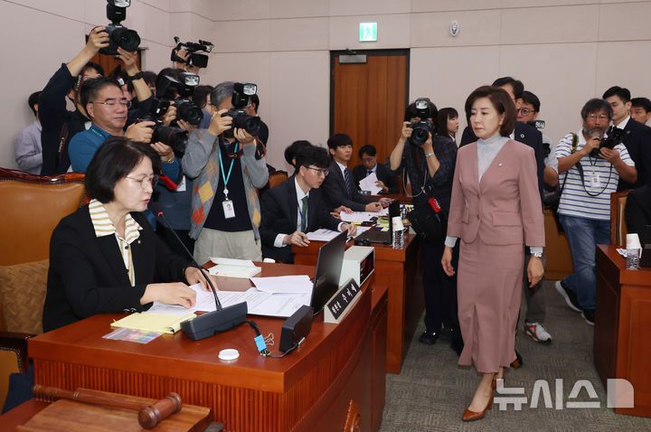 [서울=뉴시스] 고승민 기자 = 22일 서울 여의도 국회에서 열린 법제사법위원회의 검찰개혁 입법청문회에서 나경원 국민의힘 의원이 추미애 위원장에게 항의하기 위해 추 위원장에게 향하고 있다. 2025.09.22. kkssmm99@newsis.com