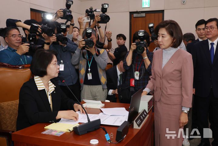 [서울=뉴시스] 고승민 기자 = 22일 서울 여의도 국회에서 열린 법제사법위원회의 검찰개혁 입법청문회에서 나경원 국민의힘 의원이 추미애 위원장에게 항의하고 있다. 2025.09.22. kkssmm99@newsis.com