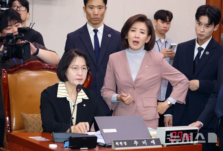 [서울=뉴시스] 고승민 기자 = 나경원 등 국민의힘 법사위원들이 22일 서울 여의도 국회에서 열린 법제사법위원회의 검찰개혁 입법청문회에서 추미애 법사위원장에게 항의하고 있다. 2025.09.22. kkssmm99@newsis.com